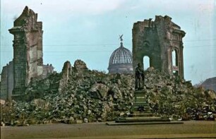 Dresden-Altstadt. Ruine der Frauenirche : Dresden. Ruine der Frauenkirche. im Hintergrund Gebäude der Hochschule für Bildende Künste und Kuppel des Ausstellungsgebäudes