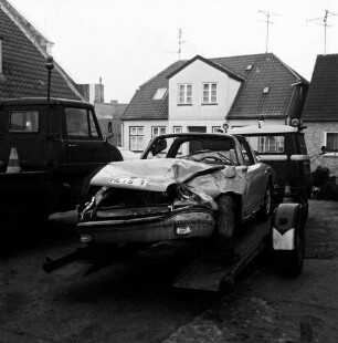 Königstraße: Hof des Abschleppunternehmens von Herbert Abraham: nach Verkehrsunfall: Wrack von Unfall-Pkw Porsche auf Plattform von Abschleppwagen: links zweiter Abschleppwagen, Haus: hinten Straße, Wohnhäuser
