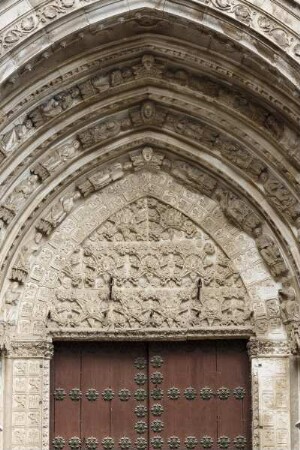 Puerta del Infierno — Tympanonrelief mit figürlicher, vegetabiler und geometrischer Ornamentik