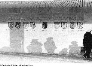 Wappen der Kreisstädte des Bezirkes Dresden, die am Bau der Straße der Befreiung beteiligt waren