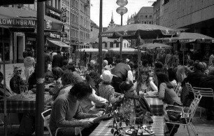 München: Tische auf der Kaufingerstraße