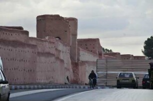 Moped an der Stadtmauer : Straßenverkehr an der historischen Stadtmauer von Marrakesch, aufgenommen am 03.11.2008