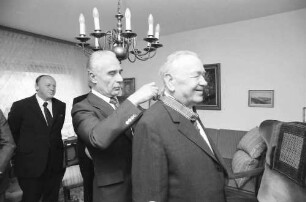 Freiburg: Wohnung Littenweiler; Regierungspräsident Person überreicht Bundesverdienstkreuz für Prof. Dr. Friedrich Walter Meyer, Freiburg