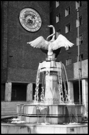 Oslo: Schwanenbrunnen und Astronomische Uhr im Rathaushof
