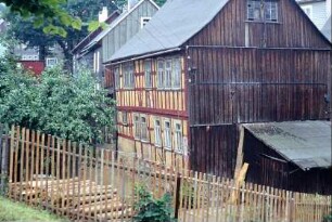 Fachwerkhaus mit verbrettertem Giebel; Holzzaun