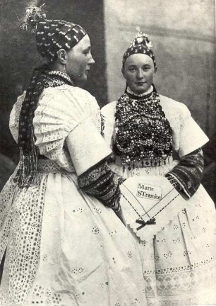 Brautjungfern aus Bluno : Kleidung - Hoyerswerdaer Tracht. Ort: Bluń / Bluno. Brautjungfer (družka) im Kreise Hoyerswerda.
