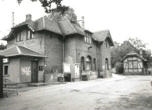 Dresden-Trachau, Am Trachauer Bahnhof 10. Haltepunkt Dresden-Trachau. Ehemaliges Empfangsgebäude (Wohnhaus) und Wirtschaftsgebäude. Hofansicht