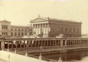 Blick von der Friedrichsbrücke auf die Kolonnaden, die Nationalgalerie und das Neue Museum
