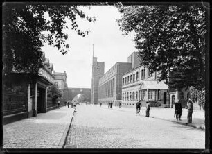 Höchst am Main. Werksgelände der Farbwerke Höchst AG. Straßenbild
