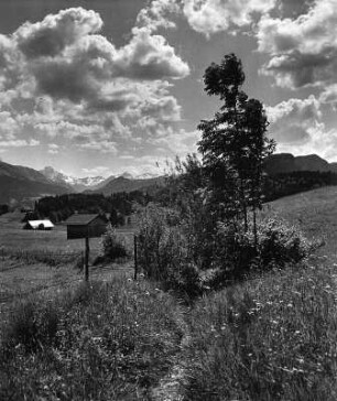 Wolkenbilder. Landschaftsausschnitt mit Ansiedlung, wahrscheinlich in den Allgäuer Alpen