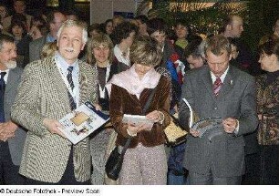 Dr. Thomas Bürger, Generaldirektor der SLUB Dresden, Barbara Ludwig, Staatsministerin für Wissenschaft und Kunst in Sachsen, und Ingolf Roßberg, Oberbürgermeister der Stadt Dresden, mit dem Band der Wissenschaftlichen Zeitschrift der Technischen Universität Dresden "Geschichte und Zukunft von Information und Wissen