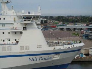 Trelleborg - Fährhafen : Das Fährschiff "Nils Dacke" der TT-Line liegt am Kai. Aufgenommen am 7. August 2010 im schwedischen Fährhafen Trelleborg