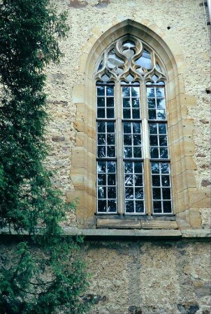 Fenster des Langhauses der Kirche mit Maßwerk