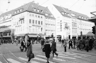 Freiburg: Fußgänger um den Bertoldsbrunnen
