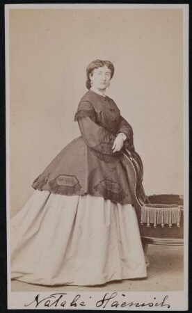 Porträt Natalie Haenisch (1842-1921; Sängerin). Albuminabzug auf Karton (Carte-de-visite mit Atelieraufdruck verso, signiert)