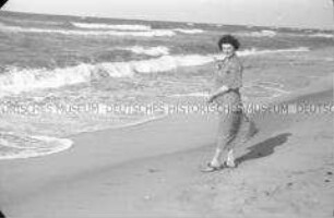 Florentine Fleischhut am Strand von Köslin