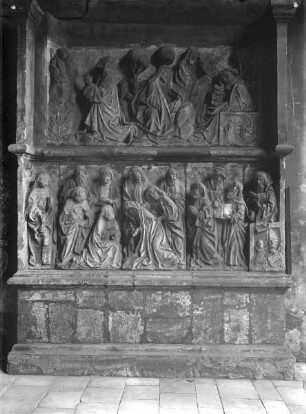 Epitaph für Dorothea Dobenegger. Relief: Ölbergszene und Marientod