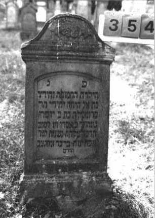 Grabstein 354 (Index: 100106748) Material: Sandstein Zustand: verwittert, Lettern falsch nachgezogen Maße HxBxT: 99x43x11 cm Beschreibung: Stele mit Abdeckplatte und geschwungenem Segmentbogenabschluß, Schriftfeld eingetieft mit Segmentbogenabschluß, Sockel Symbolik: floral Besonderheit: Kindergrab: Grabstein 354