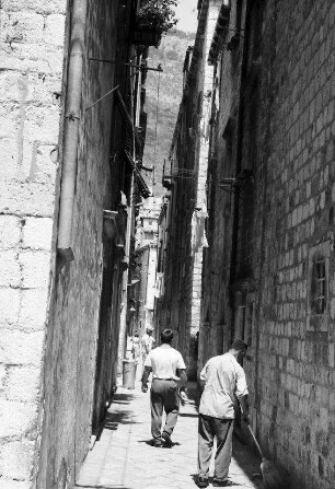 Dubrovnik: Gasse mit Straßenkehrer