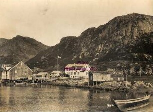 Digermulen auf Hinnöy/Lofoten. Ortsteilansicht mit Speicherhaus, Landungsbrücke und Digermulenkollen (388 m)