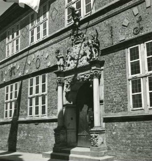 Stade. Rathaus (1667). Portal