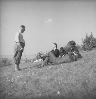 Betriebsausflug der Sächsischen Landesbildstelle zum Schwartenberg über Freiberg. Mitarbeiter mit Angehörigen auf dem Schwartenberg. Fritz Schimmer im Gespräch mit auf der Wiese Liegenden