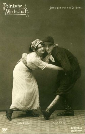 Wini Grabitz und Robert Hellwig in "Polnische Wirtschaft" : Wini Grabitz und Robert Hellwig in "Polnische Wirtschaft", Vaudeville-Posse von Jean Gilbert. Couplet "Immer noch mal rin Du Kleine." Dresden, 1911. Fotografie (Weltpostkarte) von Martin Herzfeld
