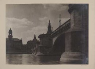Augustusbrücke : Blick über die Elbe zur Brühlschen Terrasse
