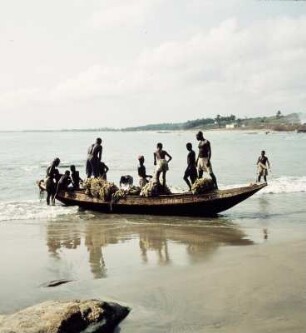 Winneba, Ghana. Fischerboot am Strand