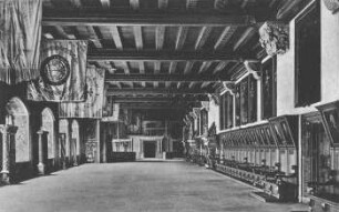 Grosser Saal des Alten Rathauses: Blick nach Norden. An der links vorspringenden kleinen Wand die Leipziger Folterinstrumente, an der der Nordwand der Pfeiferstuhl