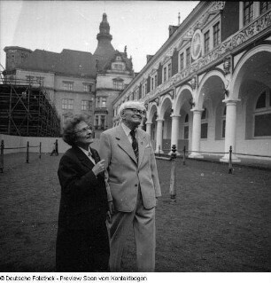 Porträt Ruth Seydewitz und Repro eines alten Kinderbildes (mit Ruth Seydewitz?)