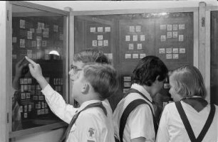 Junge Pioniere in einer Briefmarkenausstellung