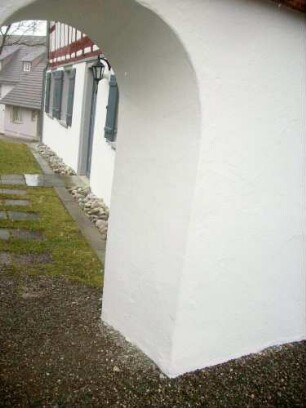 Kirchhof im Nordwesten-Kirchhofmauer mit Mauerstärke im Querschnitt