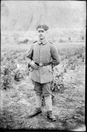 Soldat auf einem Feld, 1. Weltkrieg