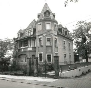 Dresden-Trachau, Geblerstraße 9. Villa (um 1900). Straßenansicht mit Einfriedung