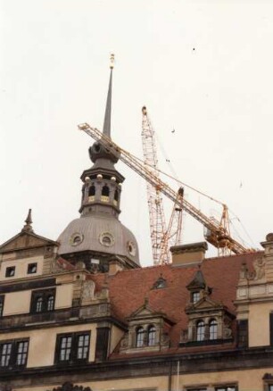 Dresden-Altstadt. Residenzschloss Dresden (1220/1230, 1468/1480 Ausbau, 1548/1556 Umbau, 1586/1591 Erweiterung, 1945 Zerstörung). Aufsetzen der Haube auf den Hausmannsturm während des Wiederaufbaus. Ansicht vom Zwinger
