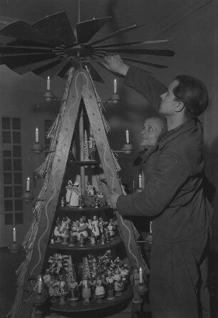 Dresden-Zschachwitz. Aufbau der Pyramide "Völkerfreundschaft" im Beisein des VVN-Veterans Hans Grossner