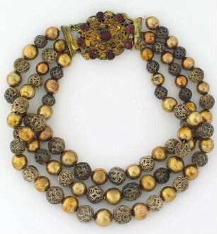 Kette (Dreireihige Perlenkette mit Filigranschloss und roten Glasflüssen)