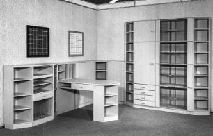 Arbeitszimmer : Leipzig. Leipziger Herbstmesse (Vormesse), 1986. Arbeitszimmer. Holz, hellgrau beschichtet (1986; VEB Möbelkombinat Berlin (MKB))