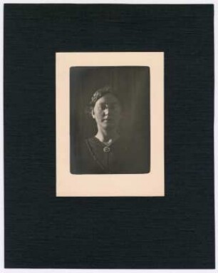 Portrait der (Anna Marie) Erna Wiese : Verso gestempelt, Aufnahme von Albert Wiese Dresden