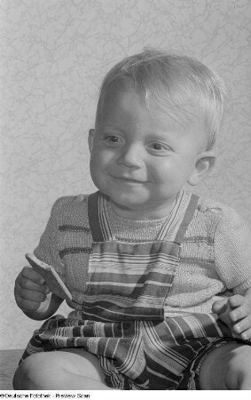 Porträt eines kleinen Jungen mit einem Keks in der Hand