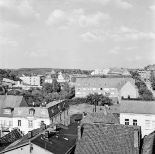 Vogelperspektive: von Hochhaus "Liebe" an Kurparkallee: Blick nach Osten: vorne Häuser an Brunnenstraße: rechts Mewesstraße: rechts hinten Kreuzung mit Reimer-Hansen-Straße: hinten links Häuser an Bahnhofstraße