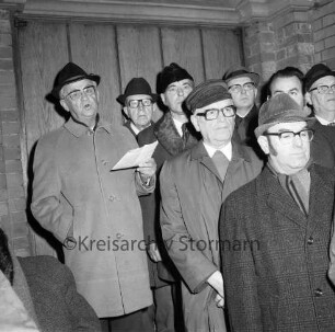 Kirchberg: Weihnachtskonzert vor der Kirche: Städtischer Musikkreis: Ansprache des Bürgerworthalters Georg Koch: rechts Mitglieder des Oldesloer Männerchores von 1844: hinten Kirchenportal: Abend: 23.12.1974