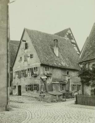 Dinkelsbühl. Rossbrunngasse mit Ziehbrunnen