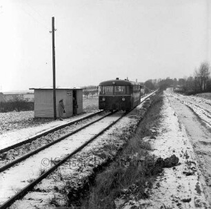 Bahnstation "Rümpeler Weg": Triebwagen der Elmshorn-Barmstedt-Oldesloer Eisenbahn im Winter