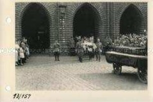 Beisetzung Gerhart Hauptmanns - Sowjetische Offiziere im Trauerzug vor dem Rathaus Stralsund