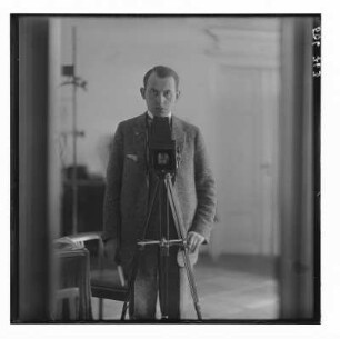 Porträt des Fotografen Hermann Richter, Ehemann der Fotografin, mit Kamera