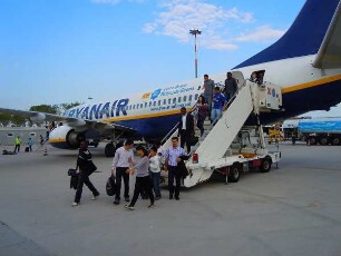 Flughafen Venedig - Passagiere verlassen einen Jet