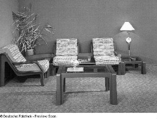 Sessel : Drei Sessel, Couchtisch und Beistelltische (1981; Petrolchemisches Kombinat Schwedt)