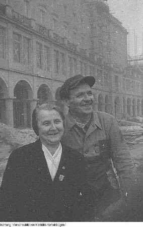 Dresden. Lydia Hoyer, Aufbauhelferin, von der sozialistischen Presse hochstilisiert wegen ihrer vielen freiwilligen, unbezahlten Aufbaustunden, 1955/57